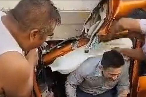 Khoảnh khắc tài xế thoát ra khỏi chiếc ô tô nát bét mà không hề hấn gì