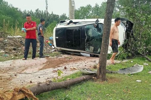 Ô tô Land Rover chở 4 người tông gãy cây xanh, lộn vòng trên vỉa hè