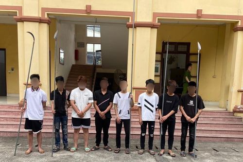 Tạm giữ khẩn cấp 9 thanh, thiếu niên cầm hung khí, bốc đầu xe máy trên đường