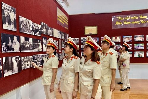 VKSND tỉnh Hậu Giang viếng Đền thờ Bác Hồ nhân kỷ niệm 133 năm ngày sinh của Bác
