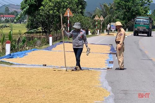 Phơi lúa 'lấn' đường: 'Biết rồi, khổ lắm, nói mãi'!