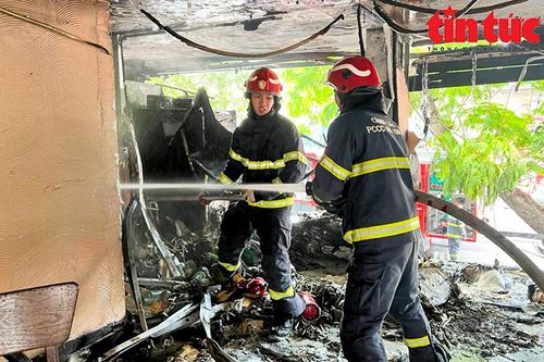 Cháy quán cà phê phố cổ Hà Nội