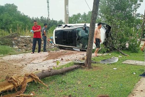TP Hồ Chí Minh: Ô tô đâm gãy cây xanh rồi lật ngang trên vỉa hè