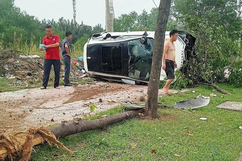 Ô tô 'bứng' cây xanh rồi lật ngang trên vỉa hè