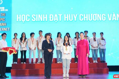 Nhiều học sinh không chuyên ở tỉnh thành nhỏ đạt giải Olympic tiếng Anh trên Internet