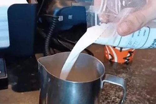 Độc lạ quán cà phê pha bằng sữa mẹ, giá cao gấp 4 lần nhưng vẫn hút khách trải nghiệm