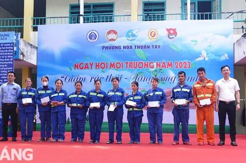 Phường Hòa Thuận Tây thu gom hơn 900 lít dầu ăn đã qua sử dụng để tái chế