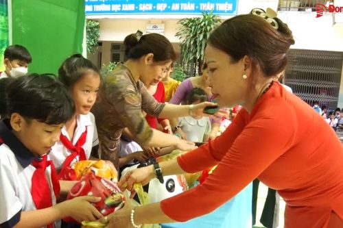 'Nuôi heo đất' giúp trò nghèo
