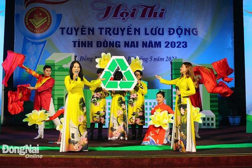 Tiếp lửa cho sân khấu tuyên truyền lưu động