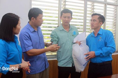 Thăm, chia sẻ cùng công nhân bị tai nạn lao đông