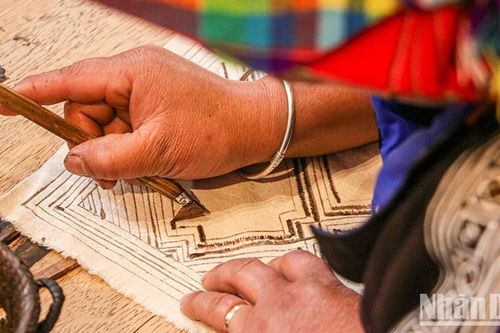 Trình diễn dệt vải lanh và vẽ sáp ong của người H'Mông