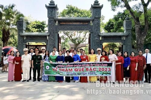 Đoàn Đại biểu điển hình tiên tiến huyện Văn Lãng báo công tại quê Bác