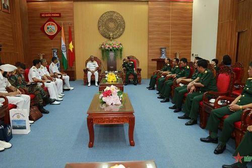 Nhóm sĩ quan chỉ huy tàu Hải quân Ấn Độ chào xã giao Bộ tư lệnh Quân khu 5