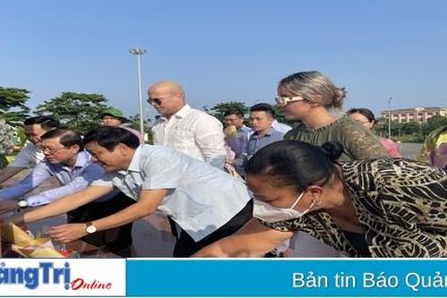 Đoàn đại biểu cấp cao Ủy ban bảo vệ Cách mạng Cuba dâng hoa tại Công viên Fidel và viếng, tham quan các di tích lịch sử tại Quảng Trị