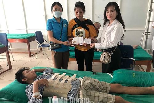 Gần 40 triệu đồng ủng hộ anh Nùng Văn Lợi