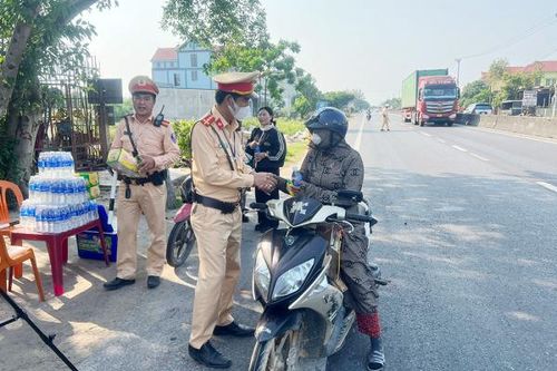 Phơi mình dưới nắng nóng gió Lào, bảo đảm an toàn giao thông