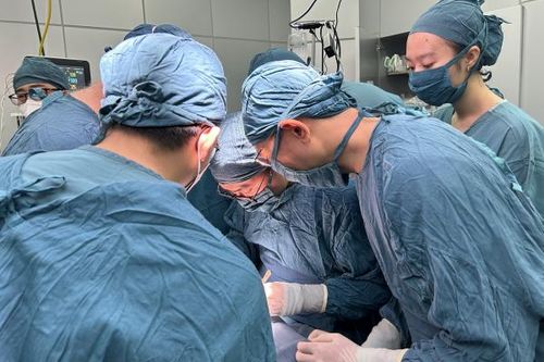 Phẫu thuật cứu bệnh nhi 35 tuần tuổi bị viêm phúc mạc bào thai