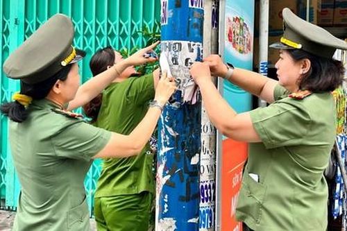 Quận 12 ra quân bóc gỡ, xóa bỏ quảng cáo, rao vặt trái phép