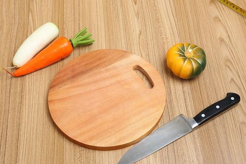 Vì sao trên thớt luôn có một lỗ khuyết?