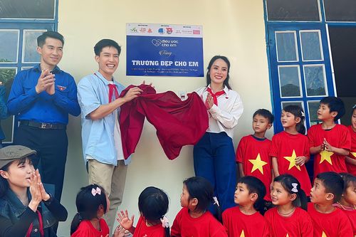 Ca sĩ Anh Tú cùng người đẹp Trà My xây trường cho trẻ vùng cao