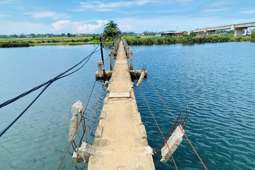Cầu mới thi công 'rùa bò', dân liều mình đánh cược mạng sống qua cầu 'tử thần'