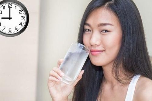 5 khung giờ uống nước giúp làm đẹp da