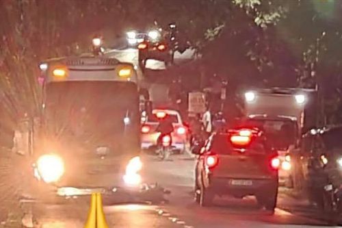 Tai nạn liên hoàn giữa xe khách, xe bán tải và xe máy khiến 3 học sinh tử vong