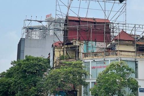 'Ma trận' biển quảng cáo đã xuống cấp, trơ khung ở Hà Nội