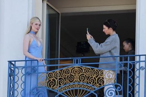 Khoe ảnh trên ban công ở Cannes, vẻ thanh nhã của 'công chúa Aurora' đốn tim cõi mạng