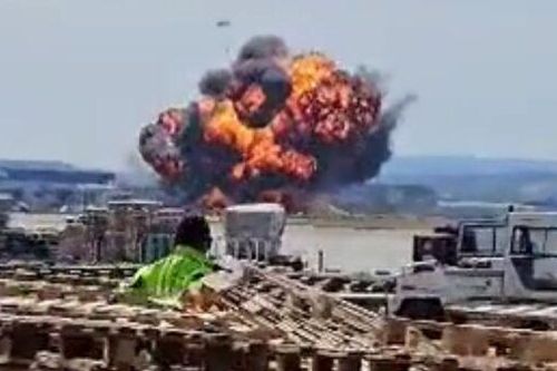 Khoảnh khắc tiêm kích F-18 lao xuống căn cứ không quân ở Tây Ban Nha
