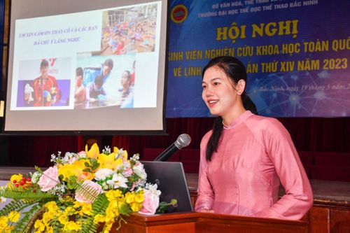 Ánh Viên xinh đẹp với áo dài, giành giải nhất nghiên cứu khoa học