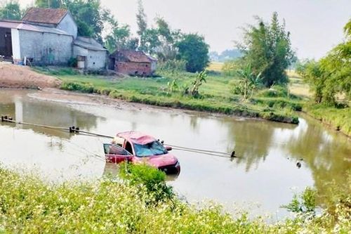 Xe ô tô mất lái lao xuống hồ nước, tài xế tử vong