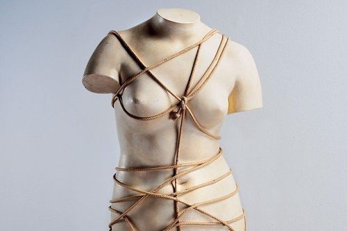 Mâu thuẫn giữa cái đẹp tiêu thụ và những thử nghiệm khiêu khích