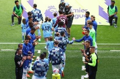 Sao trẻ 18 tuổi của Man City được Chelsea xếp hàng vỗ tay