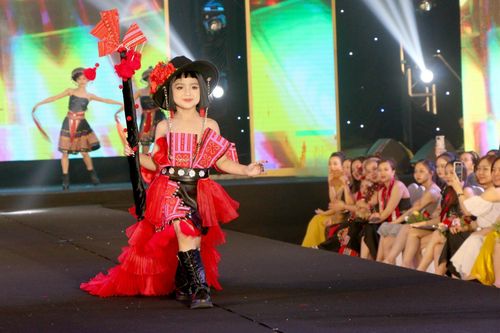 Fashion show 'Em Tây Bắc': Bùng nổ và thăng hoa sắc màu thổ cẩm Tây Bắc