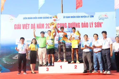 Hơn 300 vận động viên chạy Giải Việt dã 'Cung đường đảo Lý Sơn'