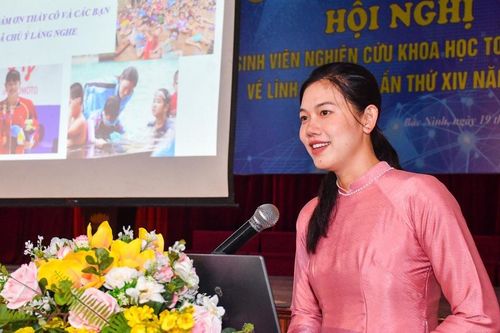 Ánh Viên cực xinh khi mặc áo dài nhận giải nhất quốc gia về nghiên cứu bơi lội, nhận vạn lời khen từ dân mạng