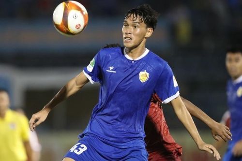 Trung vệ cao gần 1m9 ghi bàn như siêu tiền đạo, HLV Troussier có nhân tài mới cho tuyển Việt Nam