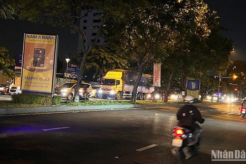 Thành phố Hồ Chí Minh: Nhiều bảng quảng cáo tắt đèn sau khuyến nghị tiết kiệm điện