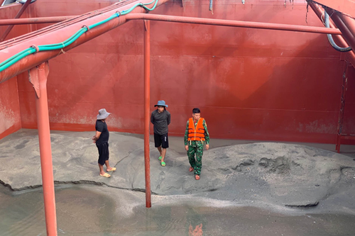 Bộ đội Biên phòng TP Hồ Chí Minh bắt phương tiện vận chuyển cát trái phép