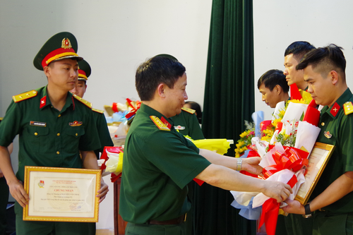 Đi tìm những 'hạt giống đỏ'