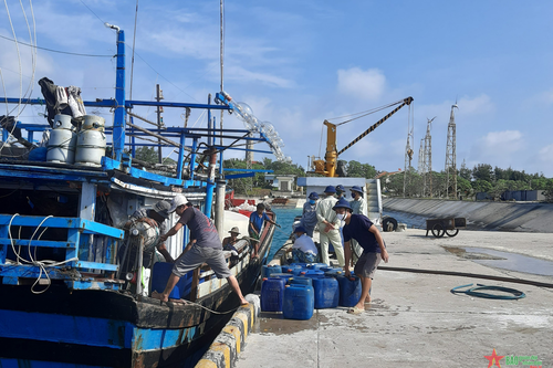 Điểm tựa của ngư dân giữa trùng khơi
