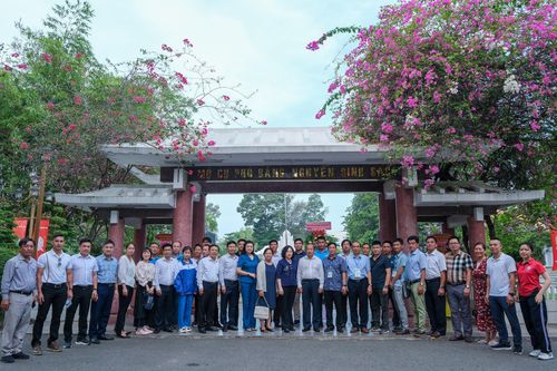 Giúp học sinh nhớ về cội nguồn qua hoạt động báo công