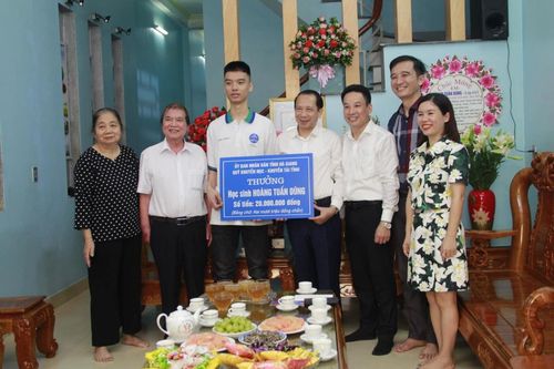 Hà Giang khen trường học sinh dự thi Olympic Toán quốc tế