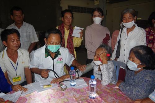 BĐBP Đồng Tháp khám bệnh, cấp phát thuốc miễn phí và tuyên truyền pháp luật cho nhân dân Campuchia
