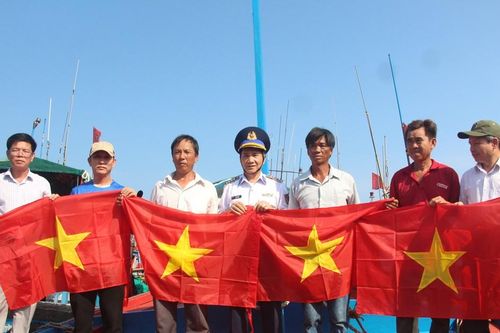 Cảnh sát biển đồng hành với ngư dân đảo Lý Sơn