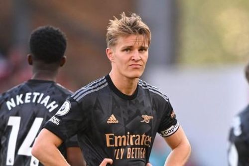 Arsenal thua sốc Nottingham, Man City chưa đá cũng vô địch