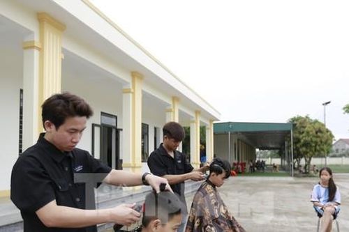 Chàng trai Hà Tĩnh cắt tóc miễn phí cho trẻ mồ côi