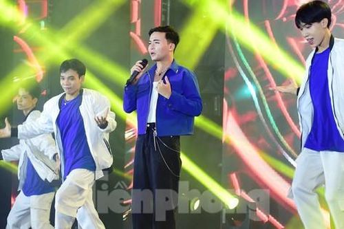 'Anh thanh niên' Huy R khuấy đảo đêm nhạc Thanh niên công nhân - Lan tỏa năng lượng tích cực