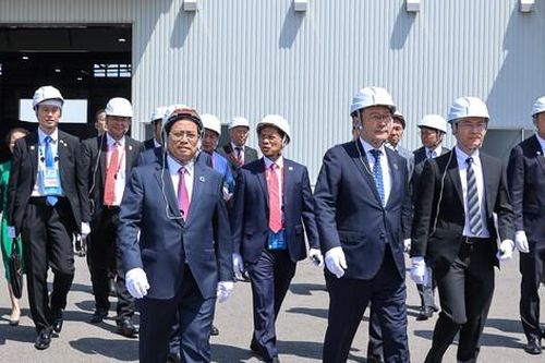 Thủ tướng thăm tàu vận chuyển hydro hóa lỏng đầu tiên trên thế giới